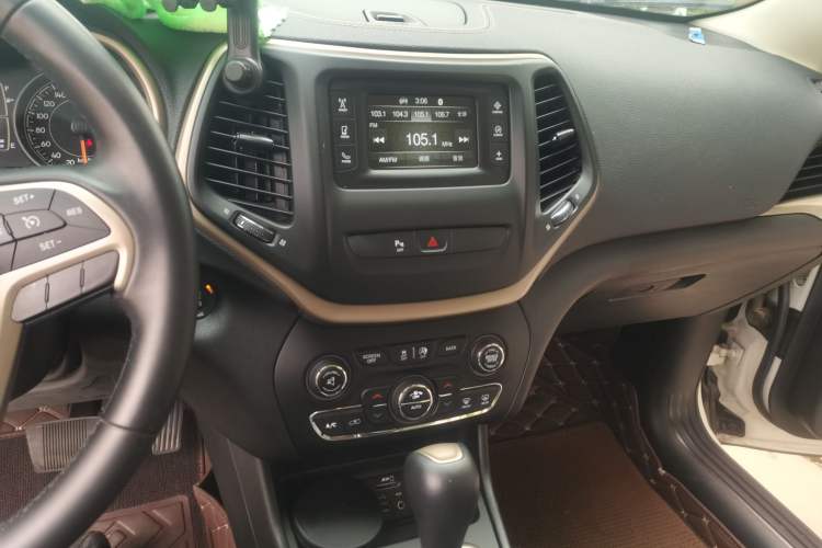 Used Jeep Cherokee 2016 2.4L Leading Edition Audio And AC Panel