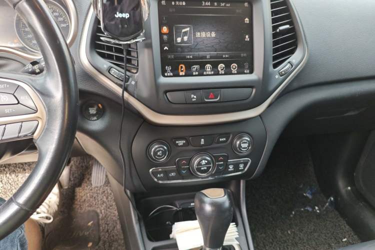 Used Jeep Cherokee 2016 2.0L Superior Edition Audio And AC Panel