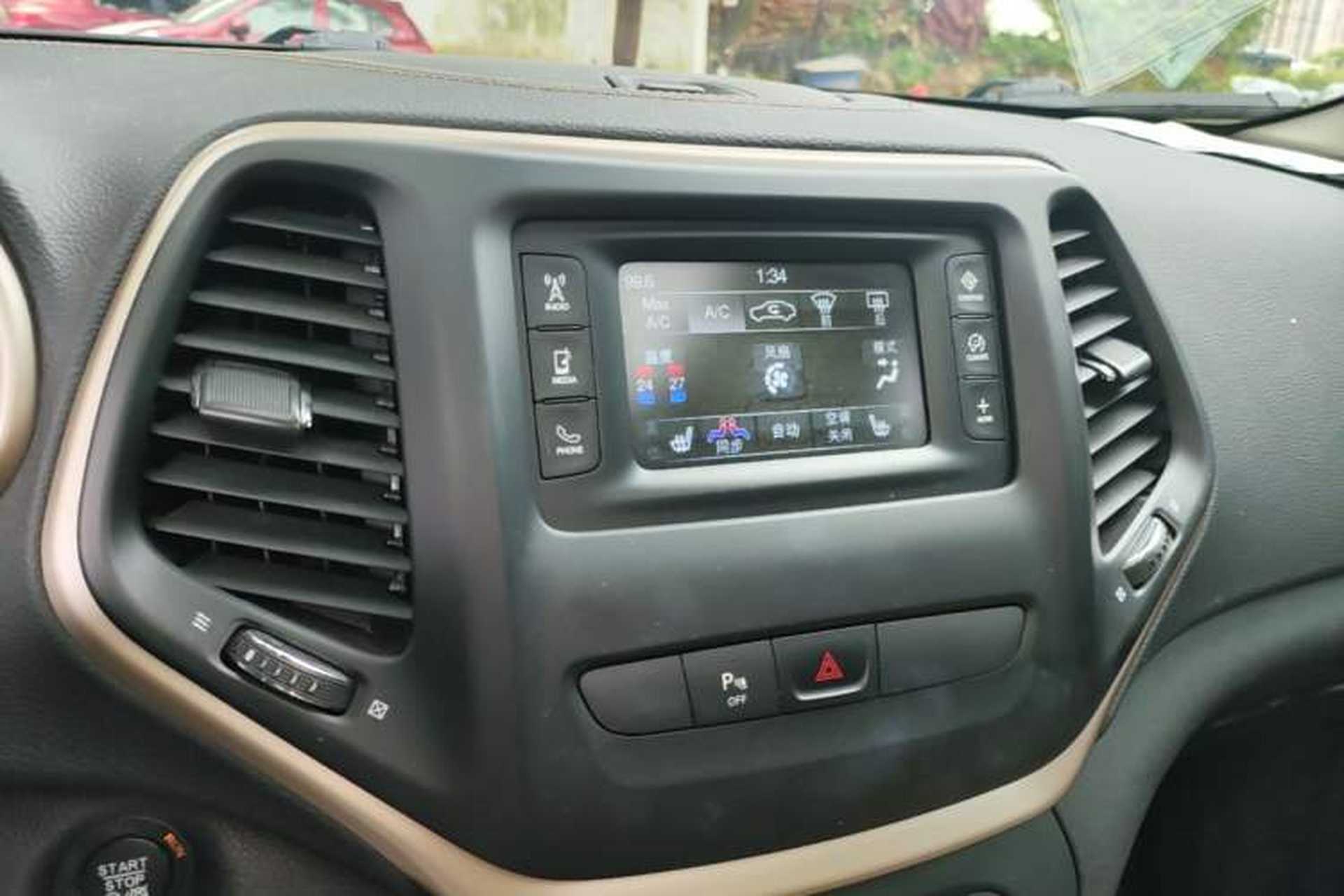 Used Jeep Cherokee 2016 2.4L Leading Edition Audio And AC Panel