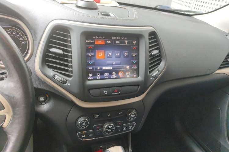 Used Jeep Cherokee 2016 2.0L Superior Edition Audio And AC Panel