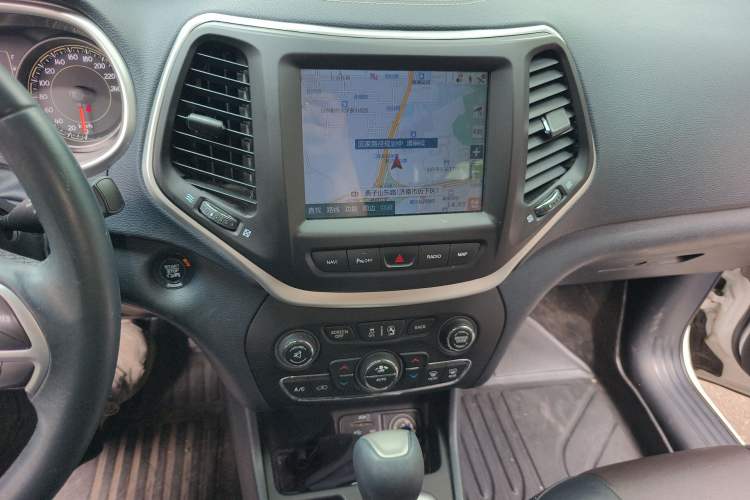 Used Jeep Cherokee 2016 2.4L Leading Edition Audio And AC Panel