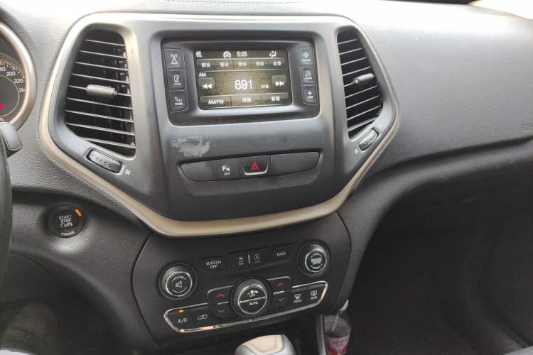 Used Jeep Cherokee 2016 2.4L Leading Edition Audio And AC Panel