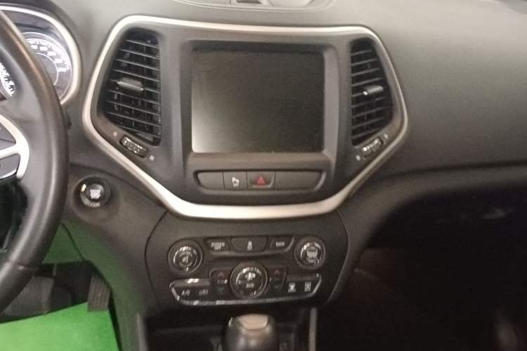 Used Jeep Cherokee 2016 2.0L Superior Edition Audio And AC Panel