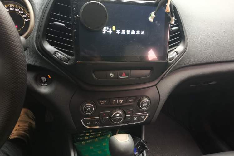Used Jeep Cherokee 2016 2.4L Leading Smart Version Audio And AC Panel