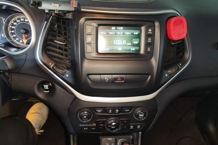 Used Jeep Cherokee 2016 2.4L Leading Edition Audio And AC Panel