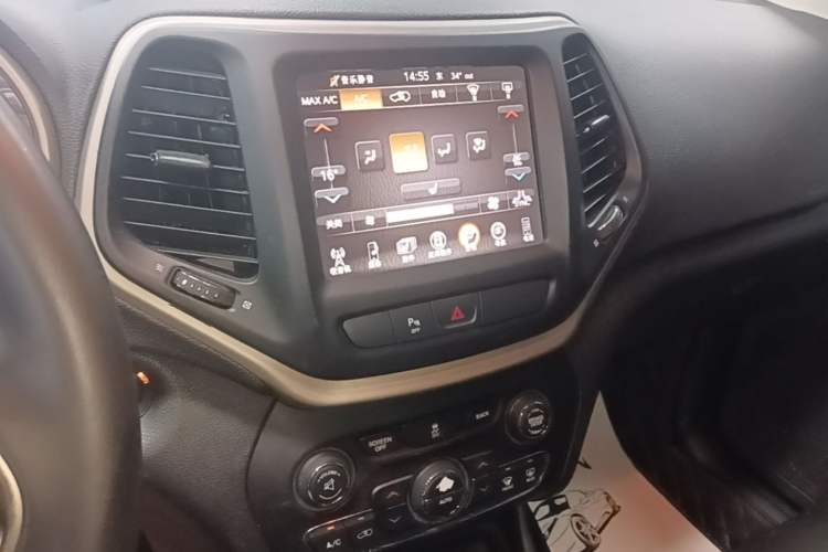 Used Jeep Cherokee 2016 2.0L Superior Edition Audio And AC Panel