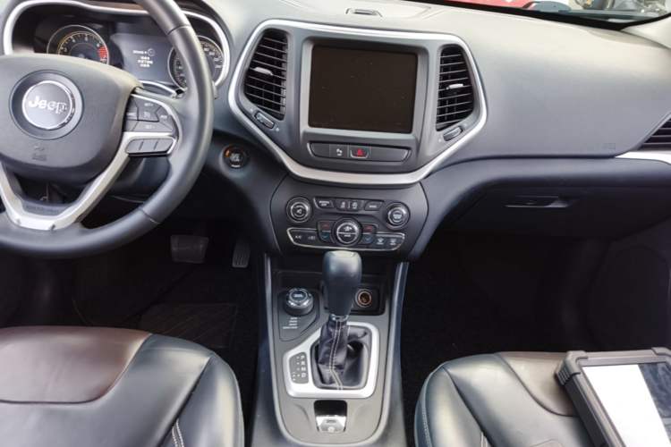 Used Jeep Cherokee 2016 2.4L Professional Smart Version Audio And AC Panel