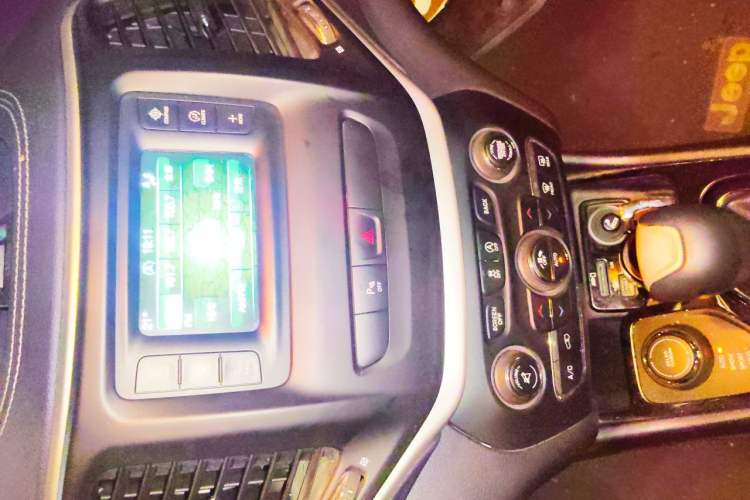 Used Jeep Cherokee 2016 2.4L Professional Edition Audio And AC Panel