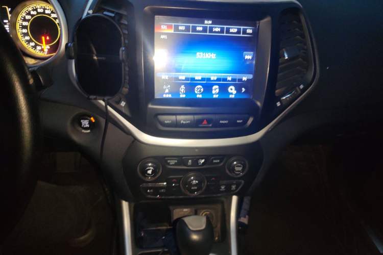 Used Jeep Cherokee 2016 2.4L Leading Smart Version Audio And AC Panel