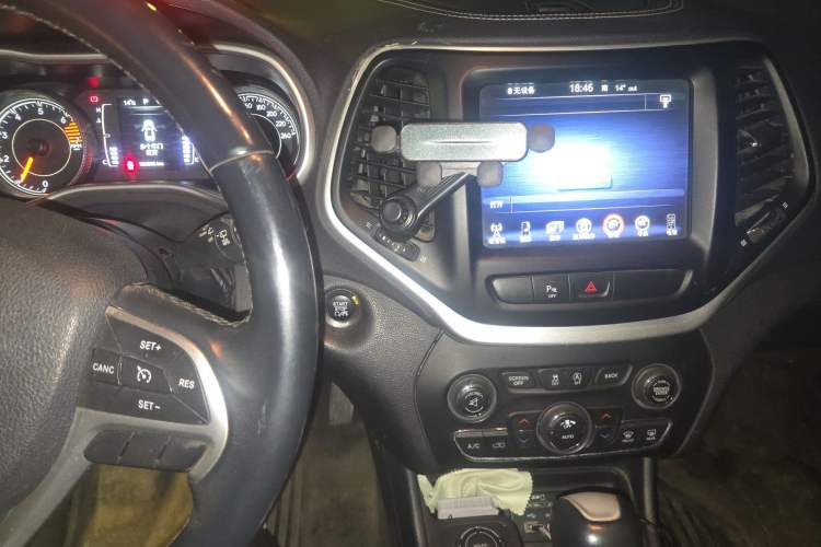 Used Jeep Cherokee 2016 2.4L Professional Edition Audio And AC Panel