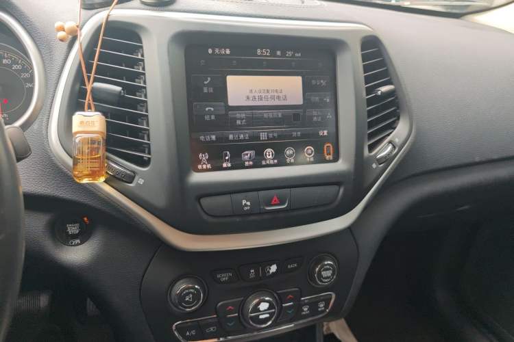 Used Jeep Cherokee 2016 2.4L Leading Smart Version Audio And AC Panel