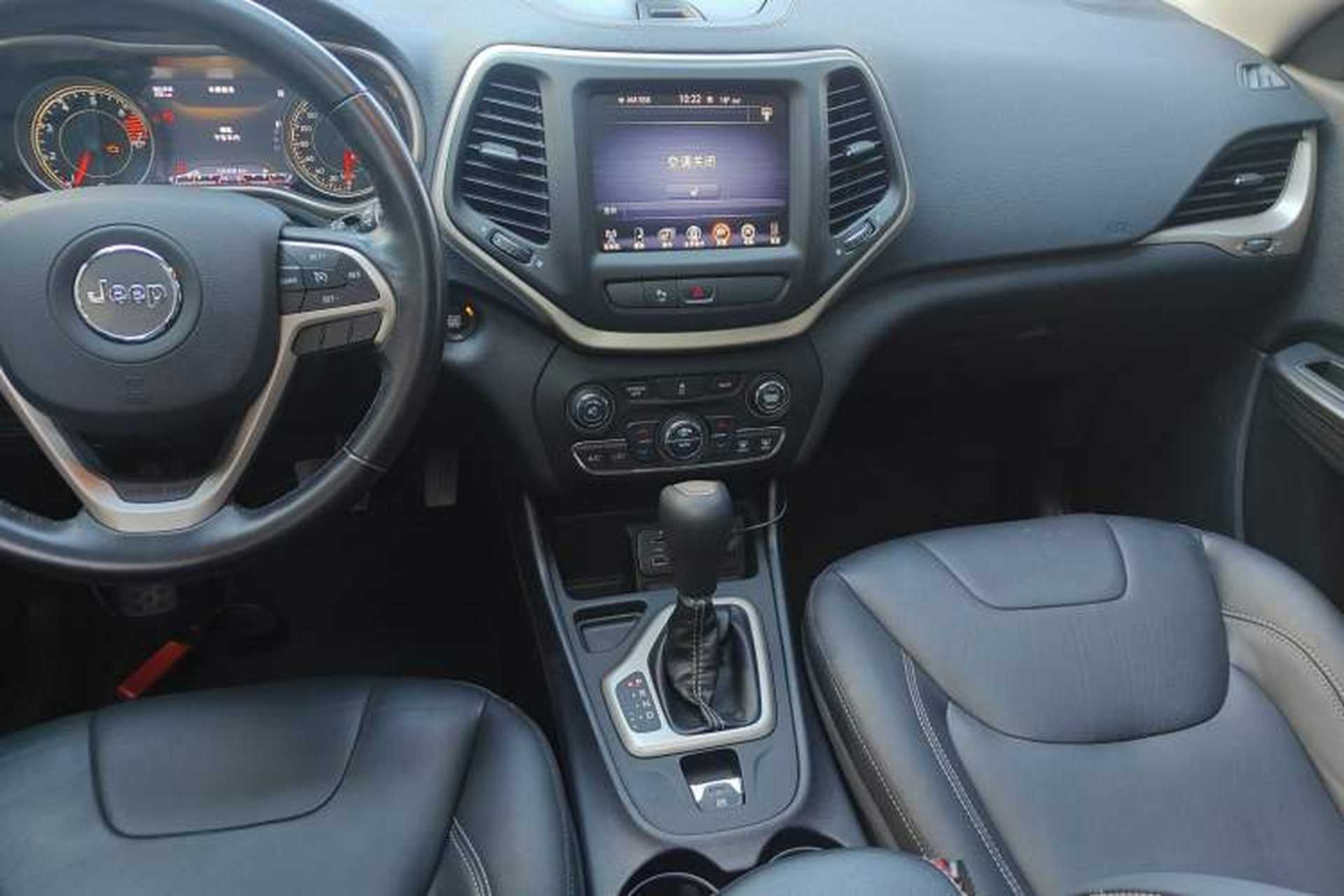 Used Jeep Cherokee 2016 2.0L Superior Edition Audio And AC Panel