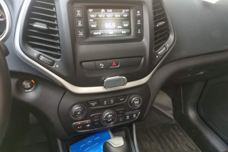 Used Jeep Cherokee 2016 2.4L Leading Edition Audio And AC Panel