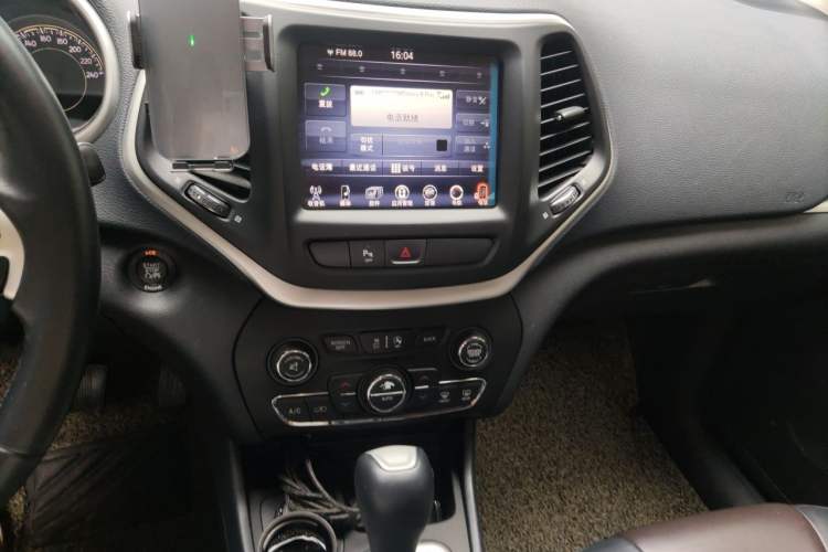 Used Jeep Cherokee 2016 2.4L Professional Smart Version Audio And AC Panel