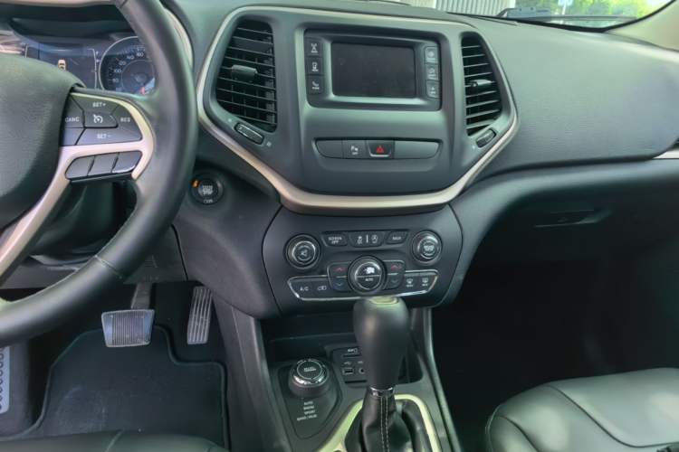 Used Jeep Cherokee 2016 2.4L Professional Edition Audio And AC Panel