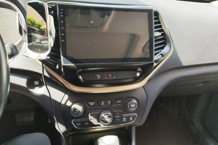 Used Jeep Cherokee 2016 2.4L Leading Edition Audio And AC Panel