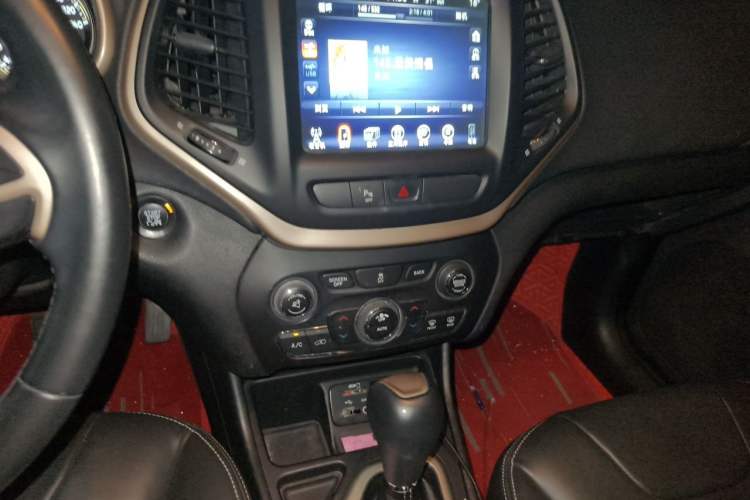 Used Jeep Cherokee 2016 2.0L Superior Edition Audio And AC Panel