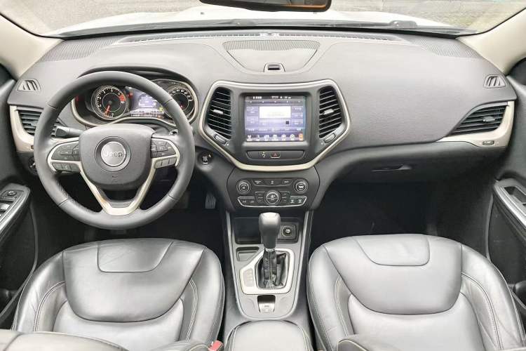 Used Jeep Cherokee 2016 2.0L Superior Edition Audio And AC Panel