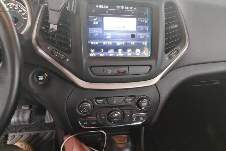 Used Jeep Cherokee 2016 2.0L Superior Edition Audio And AC Panel
