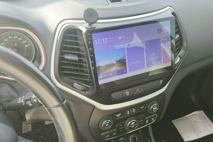 Used Jeep Cherokee 2016 2.4L Professional Edition Audio And AC Panel