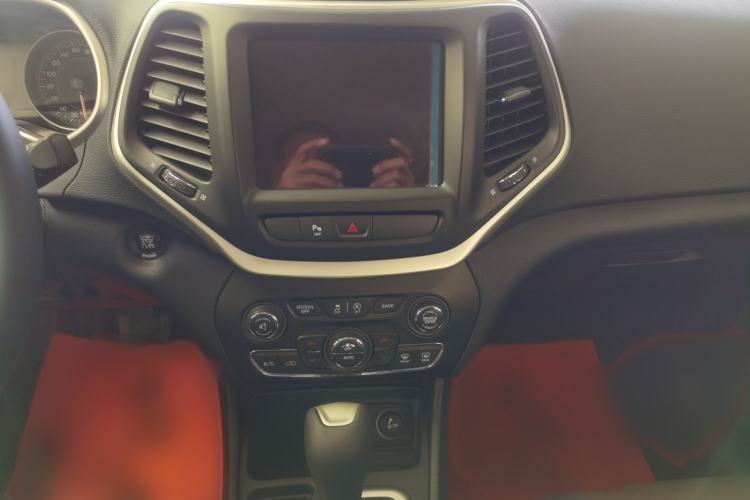 Used Jeep Cherokee 2016 2.4L Leading Smart Version Audio And AC Panel