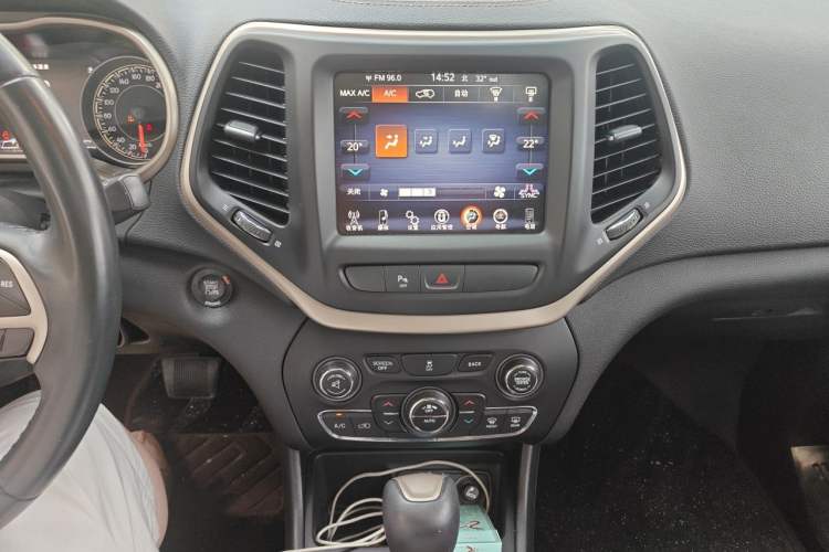 Used Jeep Cherokee 2016 2.0L Smart Version Audio And AC Panel