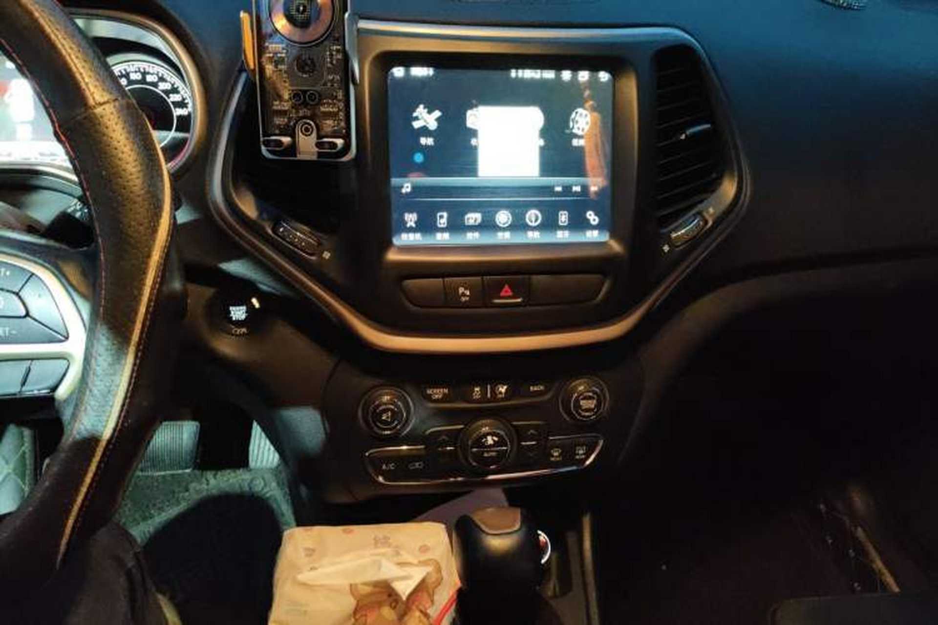Used Jeep Cherokee 2016 2.4L Leading Smart Version Audio And AC Panel