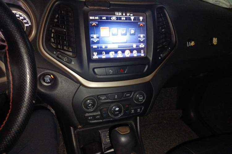 Used Jeep Cherokee 2016 2.0L Superior Edition Audio And AC Panel