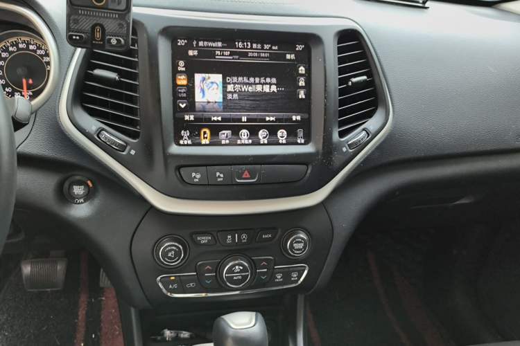 Used Jeep Cherokee 2016 2.4L Superior Edition Audio And AC Panel