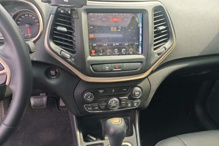 Used Jeep Cherokee 2016 2.0L Superior Edition Audio And AC Panel