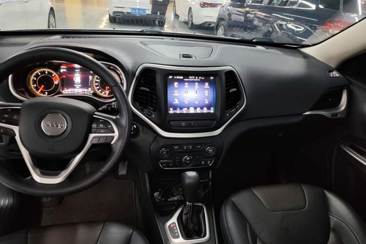 Used Jeep Cherokee 2016 2.4L Leading Smart Version Audio And AC Panel