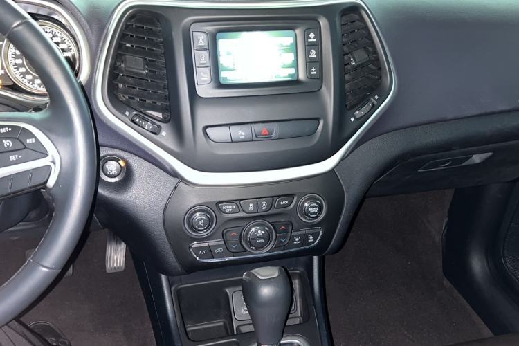 Used Jeep Cherokee 2016 2.4L Leading Edition Audio And AC Panel