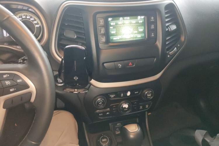 Used Jeep Cherokee 2016 2.4L Professional Edition Audio And AC Panel