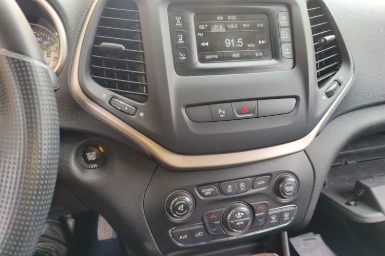 Used Jeep Cherokee 2016 2.4L Leading Edition Audio And AC Panel