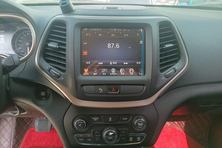 Used Jeep Cherokee 2016 2.0L Superior Edition Audio And AC Panel