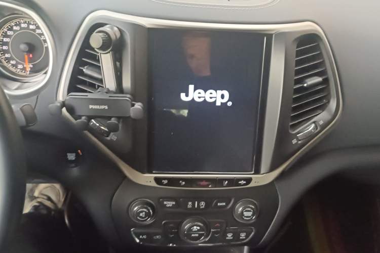 Used Jeep Cherokee 2016 2.4L Professional Edition Audio And AC Panel