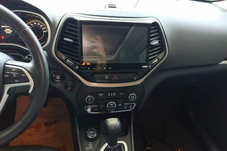 Used Jeep Cherokee 2016 2.4L Professional Edition Audio And AC Panel