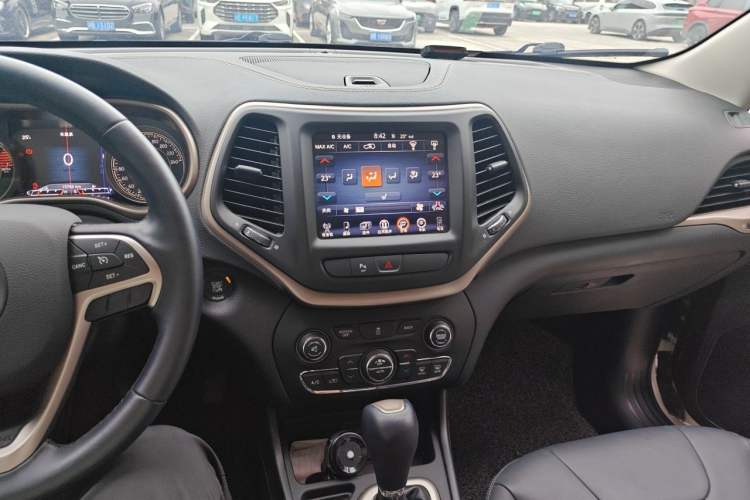 Used Jeep Cherokee 2016 2.0L Superior Edition Audio And AC Panel