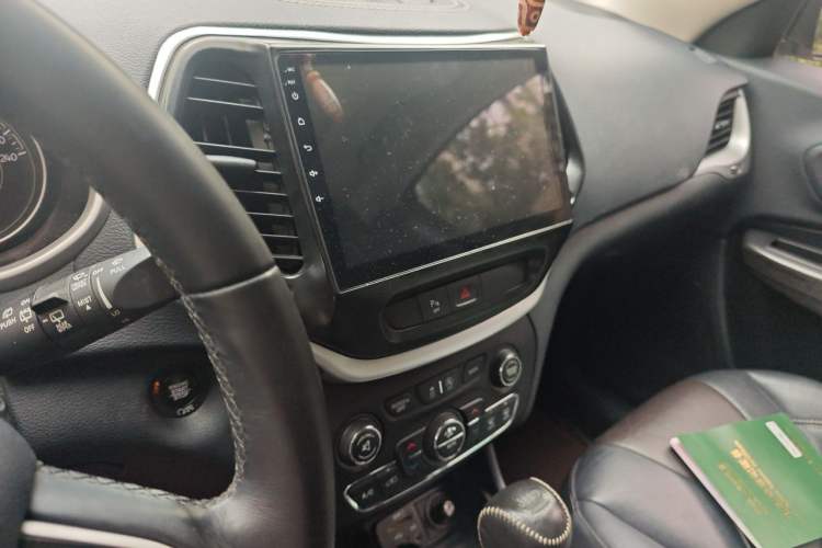 Used Jeep Cherokee 2016 2.4L Leading Smart Version Audio And AC Panel