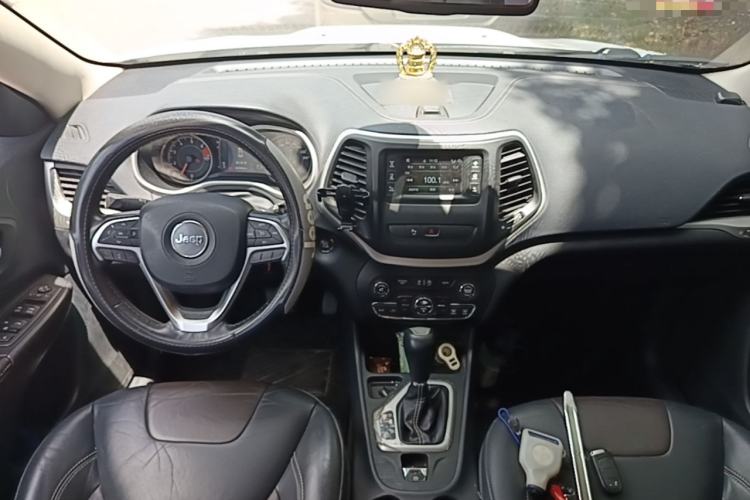 Used Jeep Cherokee 2016 2.4L Leading Edition Center Console