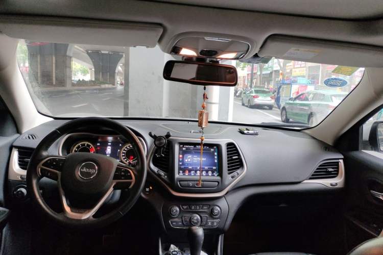Used Jeep Cherokee 2016 2.4L Leading Smart Version Center Console