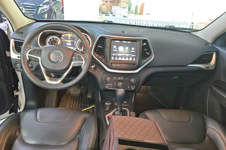 Used Jeep Cherokee 2016 2.4L Professional Smart Version Center Console