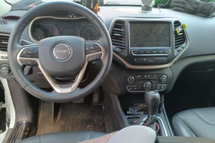 Used Jeep Cherokee 2016 2.4L Leading Edition Center Console