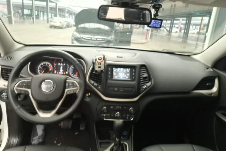 Used Jeep Cherokee 2016 2.4L Leading Edition Center Console