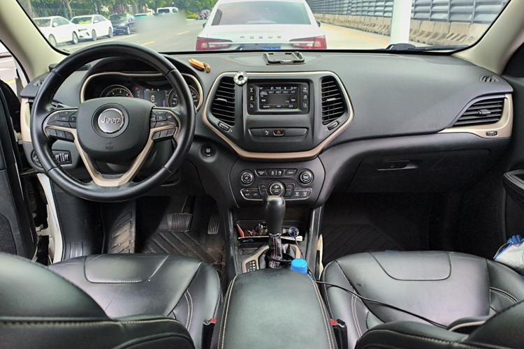 Used Jeep Cherokee 2016 2.4L Leading Edition Center Console
