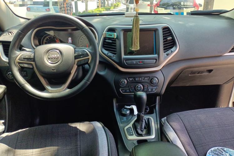 Used Jeep Cherokee 2016 2.4L Professional Smart Version Center Console
