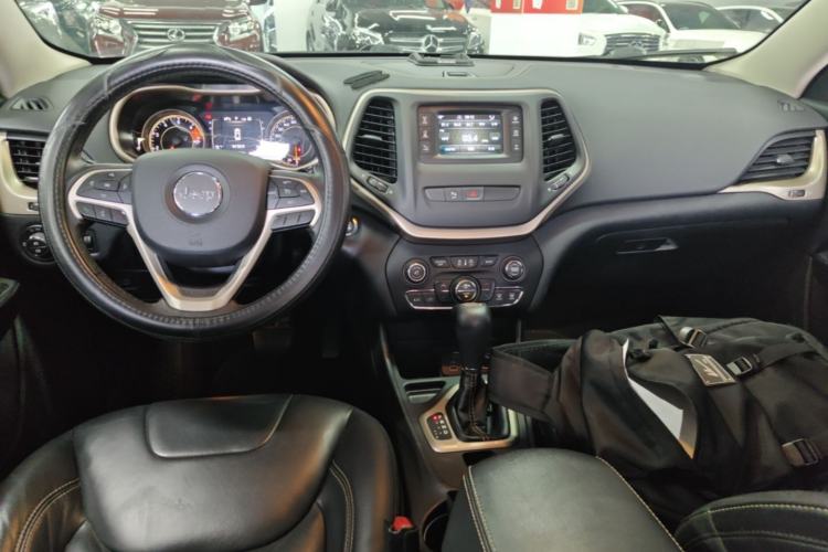 Used Jeep Cherokee 2016 2.4L Leading Edition Center Console