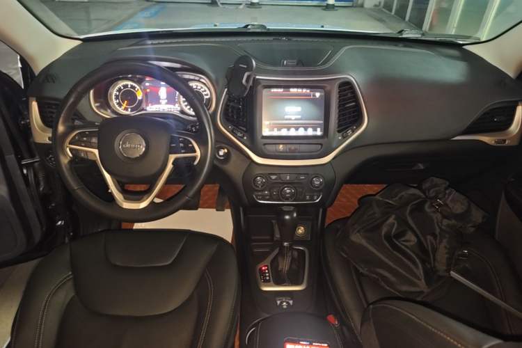 Used Jeep Cherokee 2016 2.0L Superior Edition Center Console