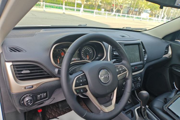 Used Jeep Cherokee 2016 2.4L Leading Smart Version Center Console