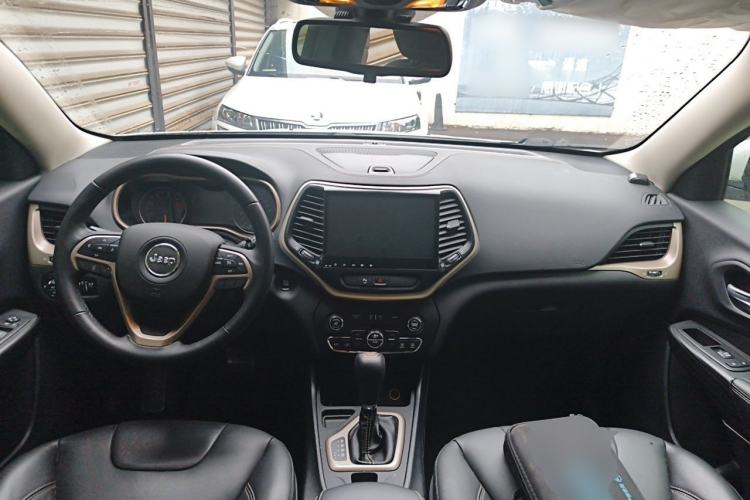 Used Jeep Cherokee 2016 2.4L Leading Edition Center Console